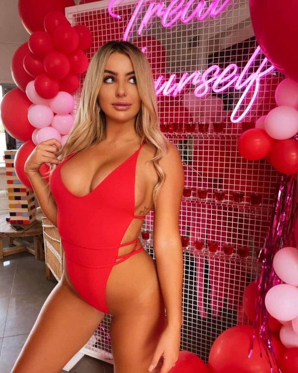 Стильные Lucie Jaid и Megan Barton в бикини