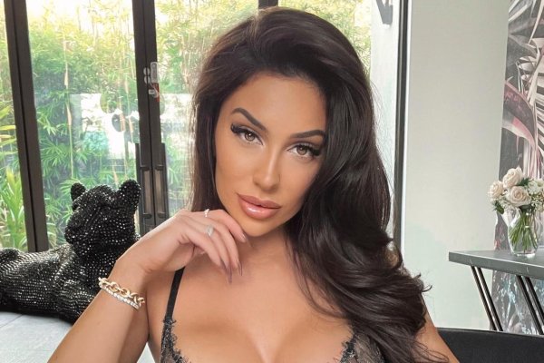 Привлекательная девушка Lauryn Clare с пышной женщиной моделью Валерией Рей