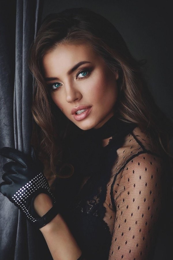 Ksenia Barasheva красивая девушка в фотосессии сияет стилем
