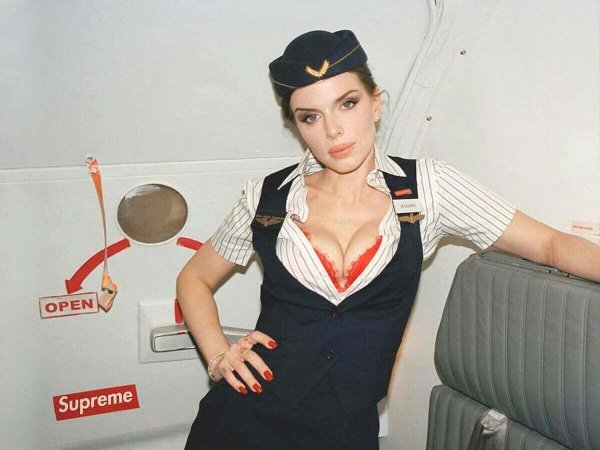 Julia fox стюардесса, Джулия фокс, Образ стюардессы