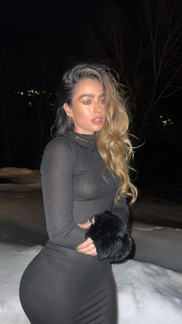 Игривая красавица Sommer Ray в облегающем платье