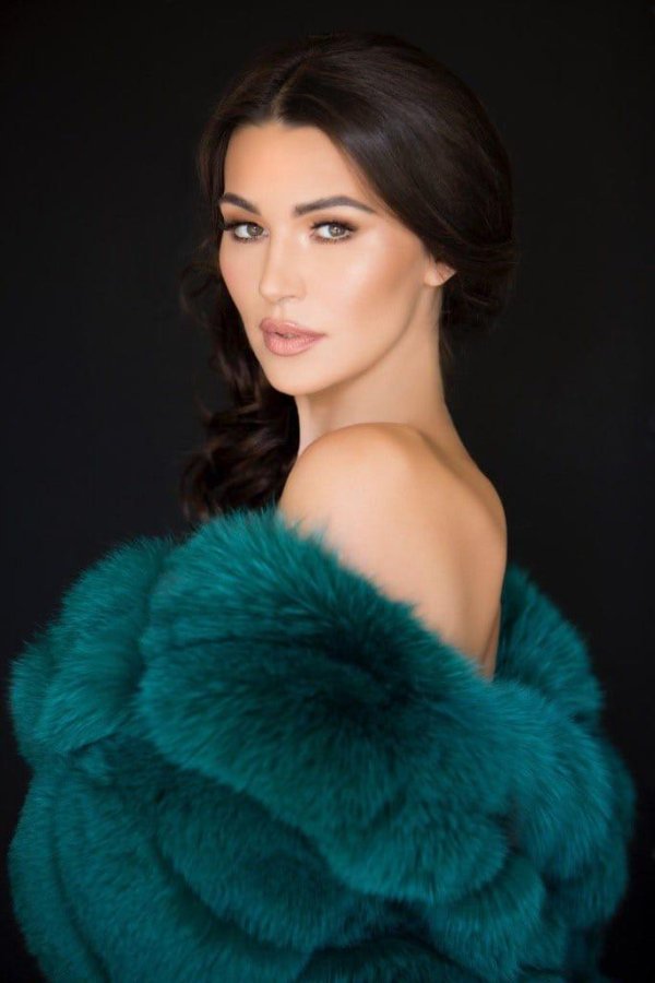 Актриса Jenna Jenovich с неотразимым обаянием