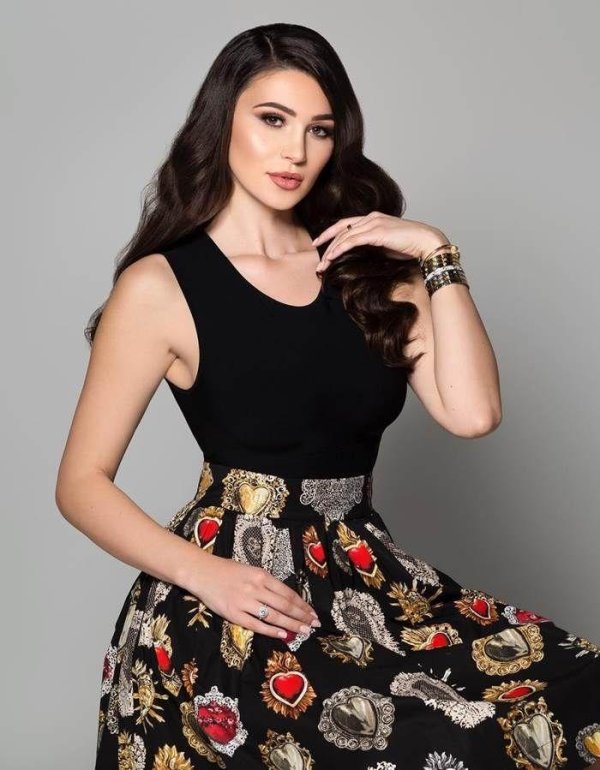 Красивая брюнетка Jenna Jenovich в элегантной юбке