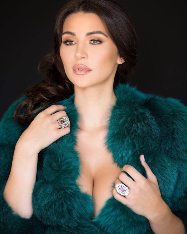 Привлекательная модель Jenna Jenovich с женственным обаянием
