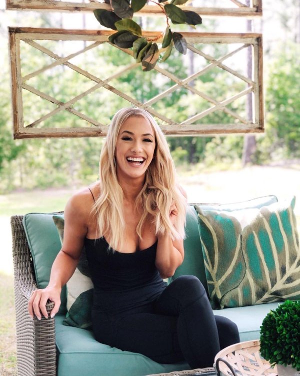Paige Spiranac в соблазнительном летнем платье