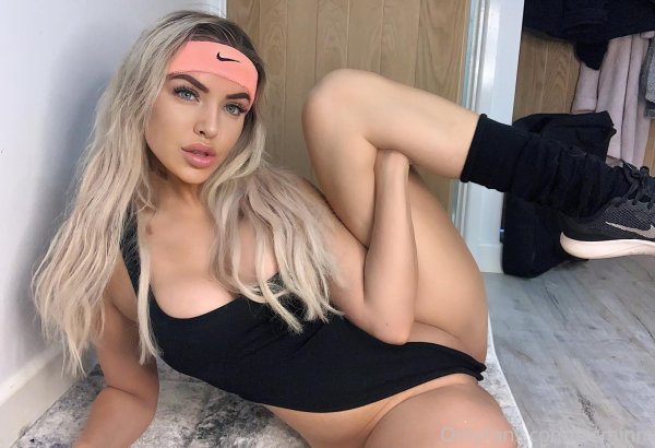 Очаровательная модель Lindsey Pelas пленит совершенной красотой
