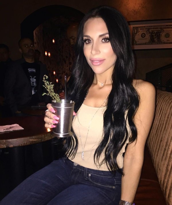 Очаровательная модель Jaclyn Taylor в соблазнительных Brazzers образах