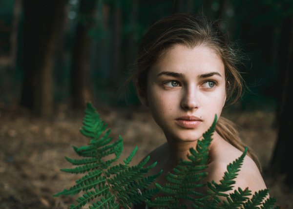 Романтичная фотосессия девушки среди зеленых папоротников