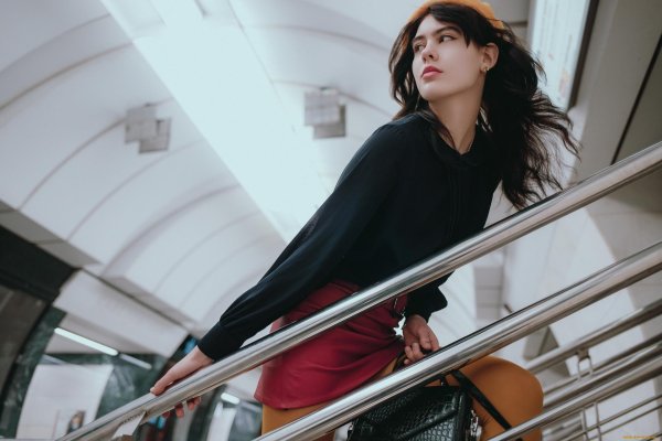 Фотосессия в метро, Девушка брюнетка, Стильная фотосессия