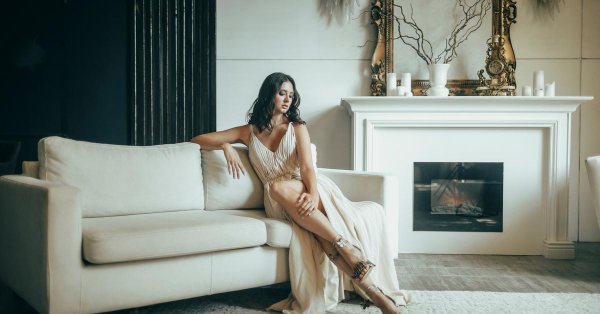 Диша шеметова, Disha shemetova, Девушка в платье на диване