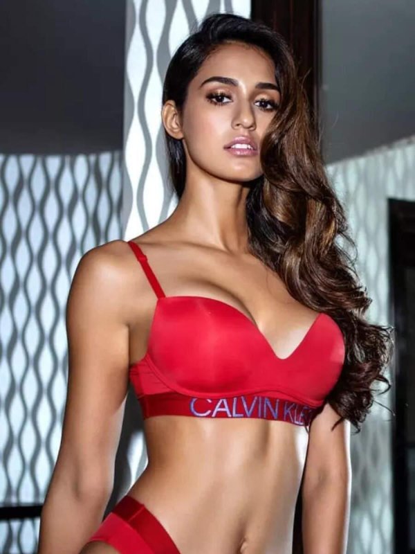 Восхитительная Диша Патани в купальнике бренда Calvin Klein