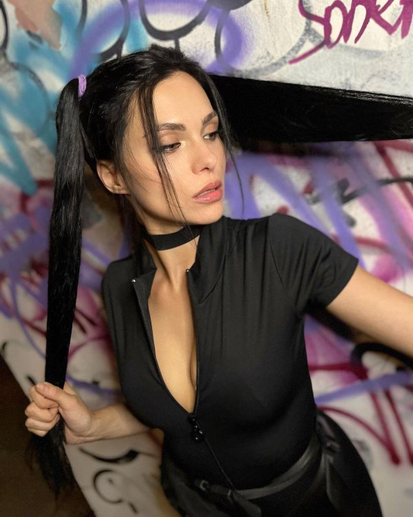 Большая девушка Diana Zambrozuski с соблазнительными формами