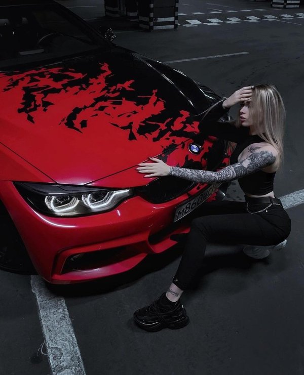 Элегантная модель Диана Райдер в стильной композиции с автомобилем BMW