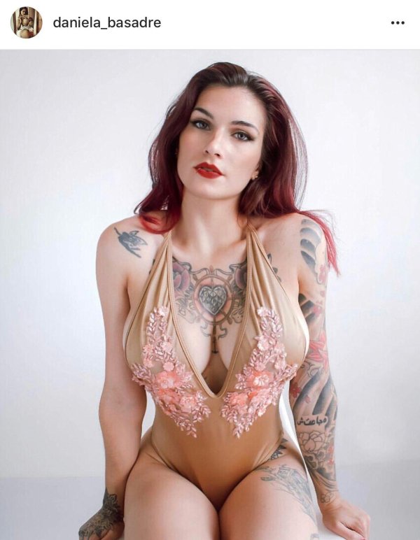 Daniela Basadre с соблазнительными татуировками