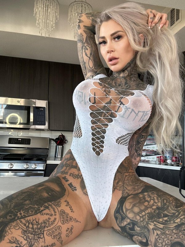 Inked Dani с жаркими татуировками и сливами