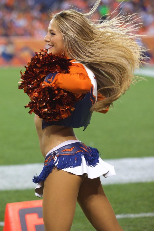 Горячие чирлидерши Denver Broncos в мини юбках