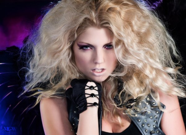 Элегантная Caitlin Hixx с лицом Assol пленит стилем
