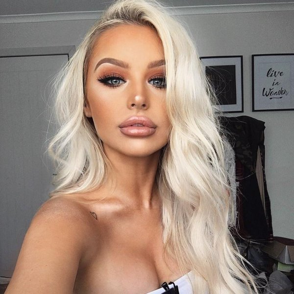 Соблазнительная Brookelle McKenzie с пухлыми губами в макияже