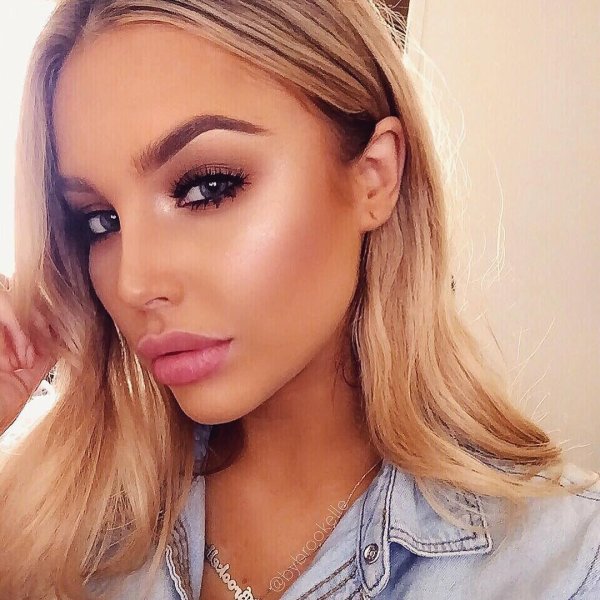 Модный светлый макияж Brookelle McKenzie в стильном образе