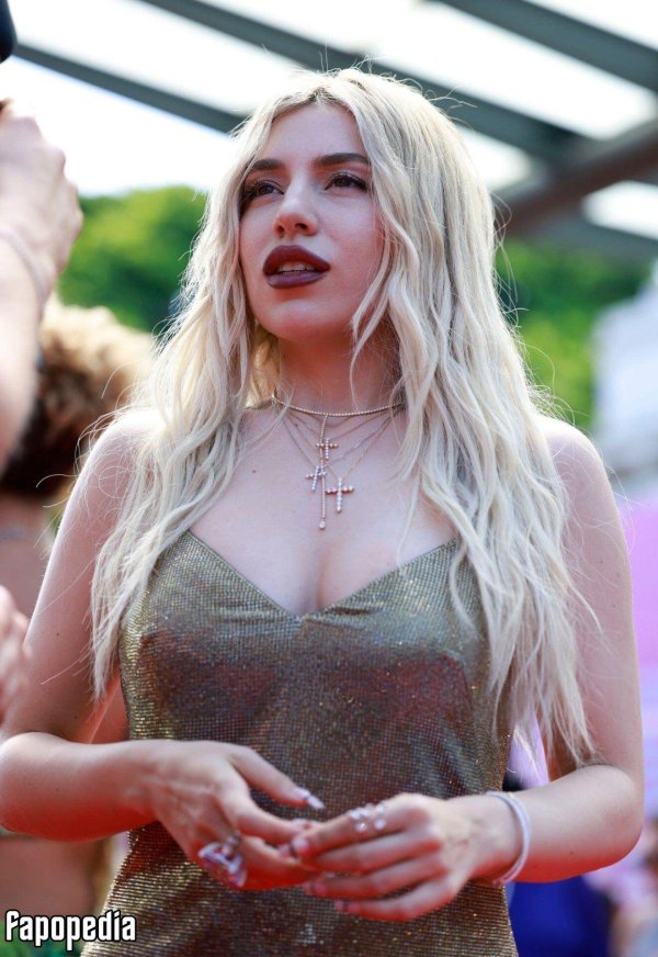Очаровательная Ava Max с элегантной каре прической
