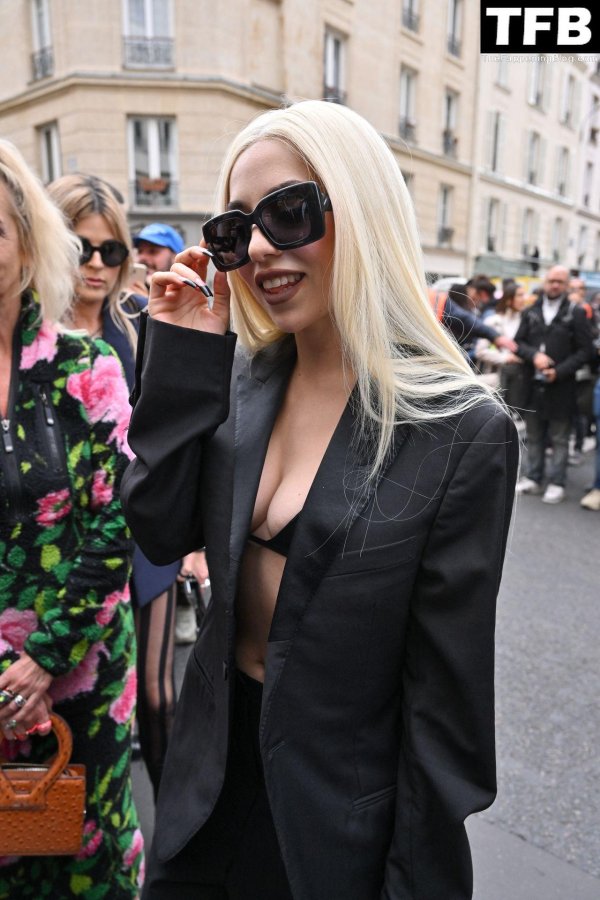 Очаровательная Lady Gaga в эротичном Versace на Paris Fashion Week