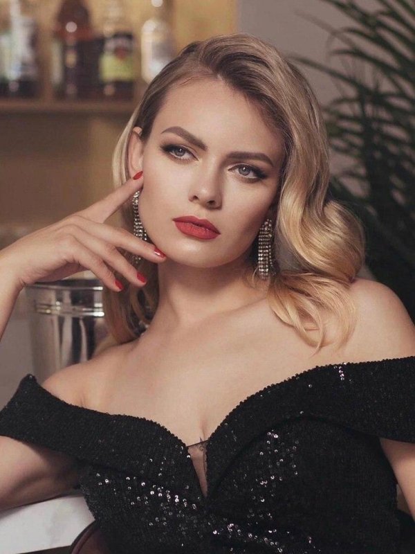 Харизматичная актриса Анастасия Причинина в ярких образах