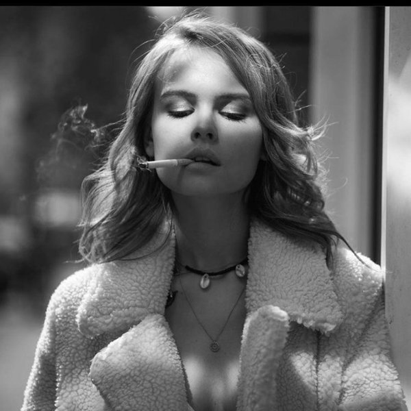 Уверенная Anastasiya Scheglova с сигаретой в руке