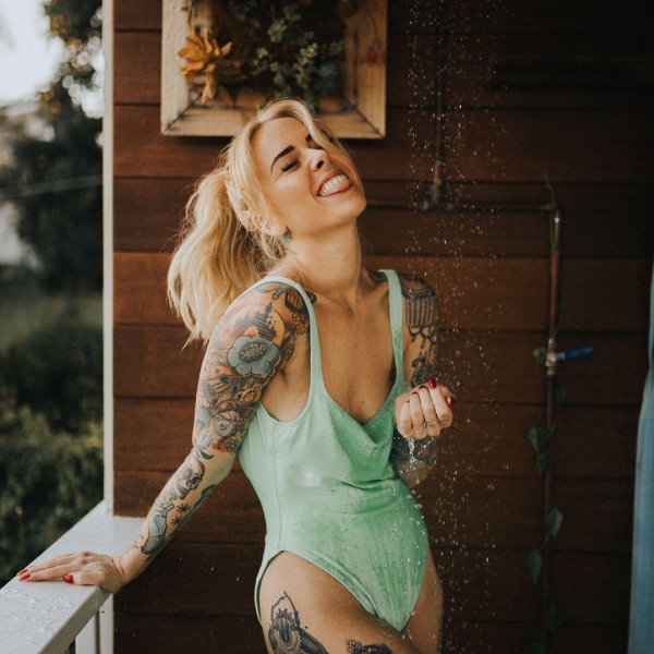 Alysha nett татуированная модель с характером