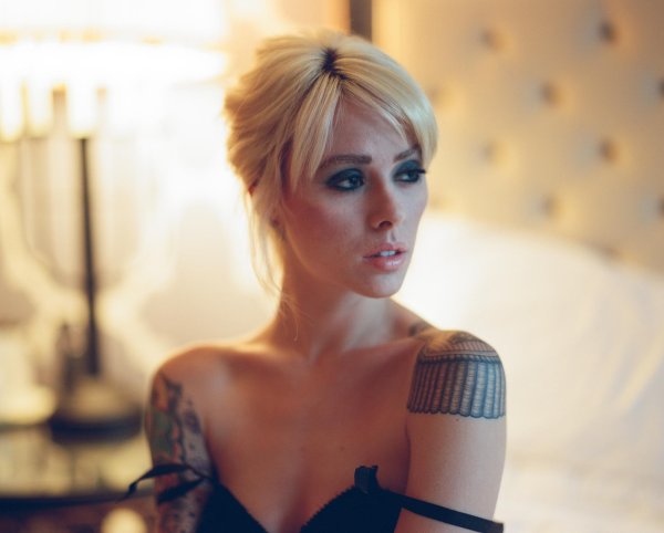 Alysha nett блондинка с татуировками