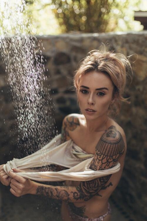 Alysha nett татуированная модель с грацией