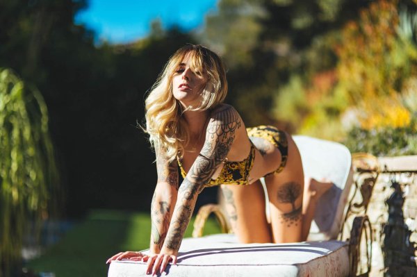 Alysha nett блондинка с татуировками