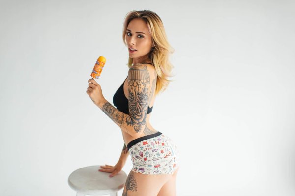 Alysha nett модель с татуировками