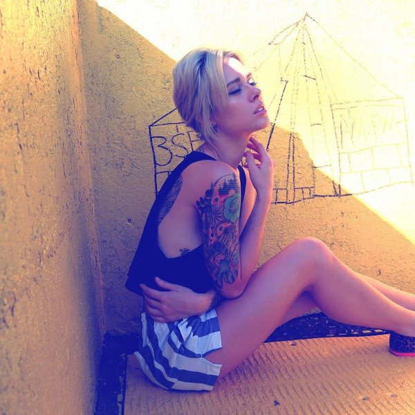 Alysha nett блондинка с татуировками