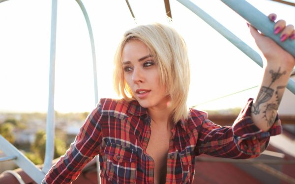 Очаровательная блондинка Alysha Nett