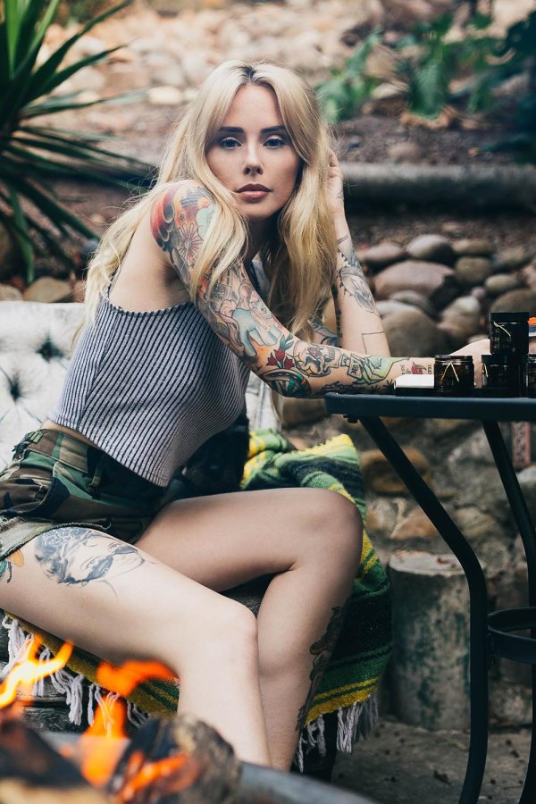 Индивидуальная модель Alysha Nett с татуировками