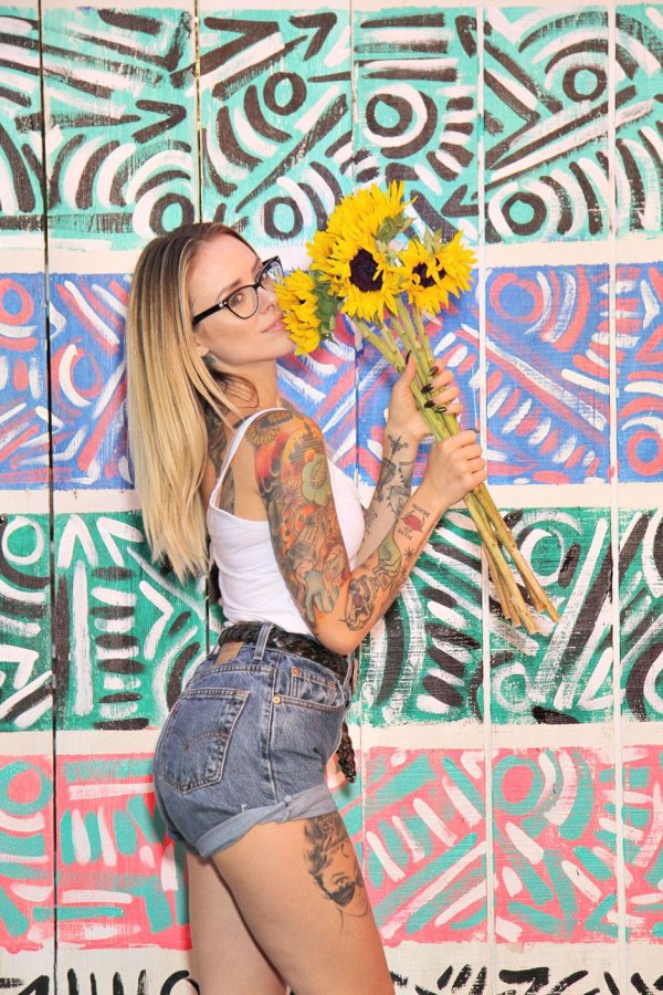 Индивидуальная девушка Alysha Nett с татуировками