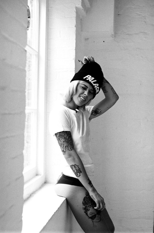 Стильная модель Alysha Nett с красивыми татуировками