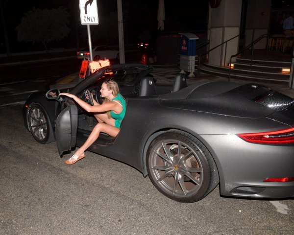 Очаровательная Addie Andrews возле роскошного Porsche