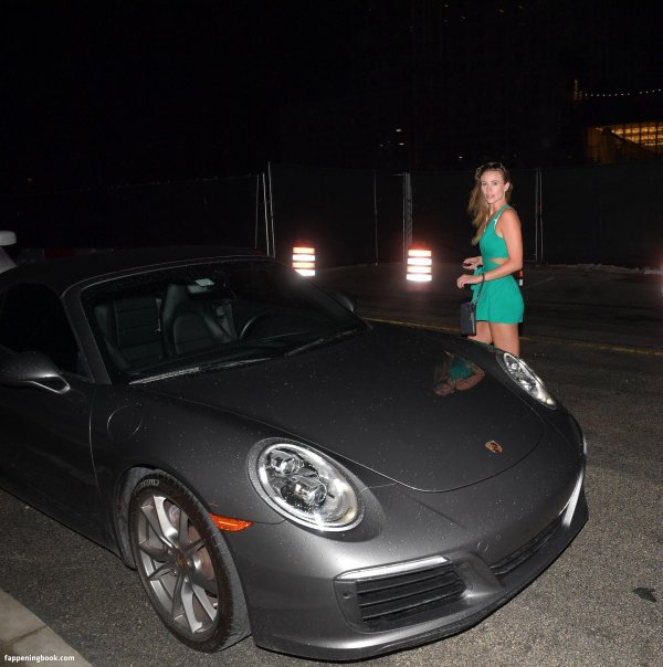 Эффектная Addie Andrews возле шикарного Porsche