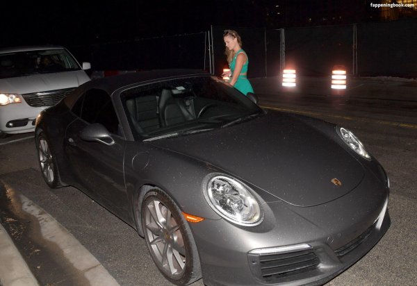 Эффектная Addie Andrews возле роскошных автомобилей Porsche