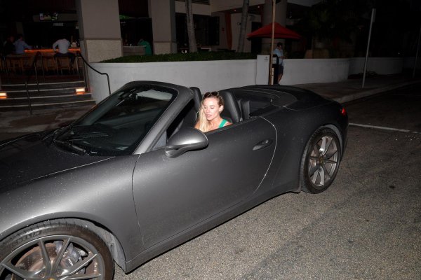 Очаровательная Addie Andrews возле шикарного Porsche Boxster