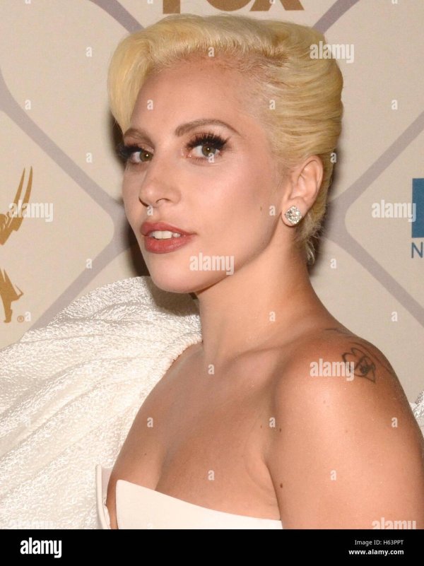 Эмоциональная Леди Гага в образе Joanne показывает душу