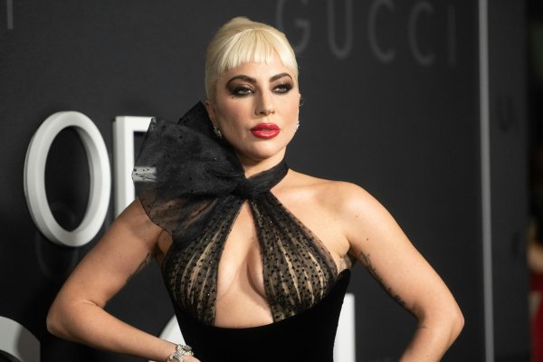 Элегантная Леди Гага в Gucci на премьере сияет