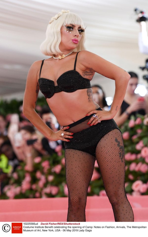 Эпатажная Леди Гага в Gucci на Met Gala блестит