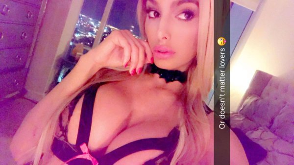 Лина Перес бимбо показывает свою дерзкую красоту