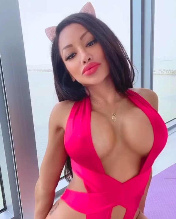 Горячая CJ Miles OnlyFans в секси образе