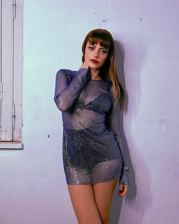 Annalisa scarrone, Модели, Девушка