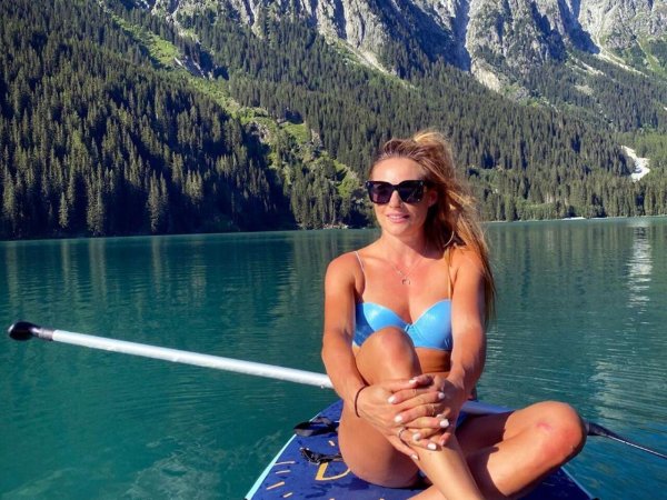 Ирина Казакевич с Доротеей Виррер в купальниках
