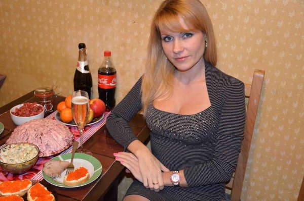 Естественная красота русской женщины в домашней обстановке