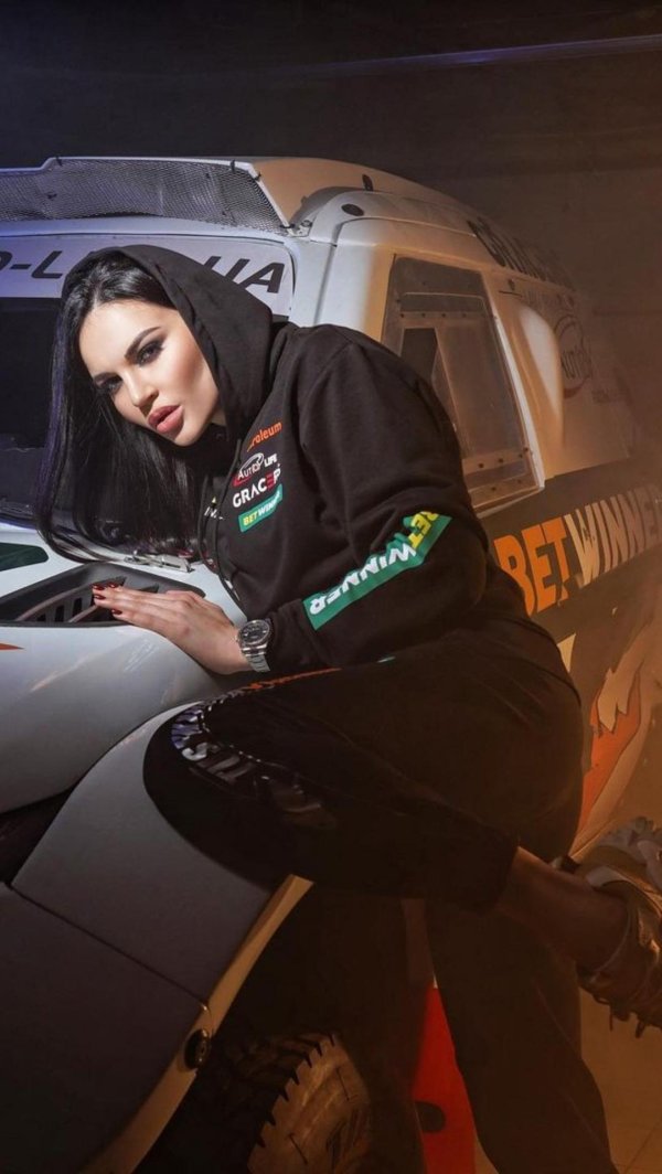 Девушки гонщицы Inessa Tushkanova и Natalia Goltsova
